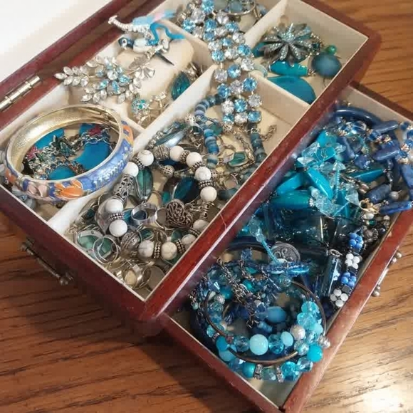 Turquoise Blue Mixed Jewelry Lot in Wooden Box - Picture 8 of 10